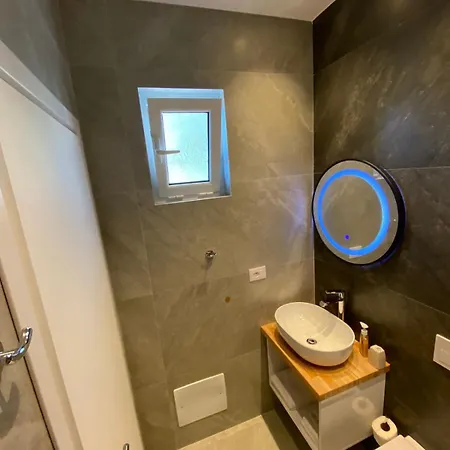 Sea Breeze Apartment *