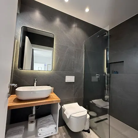 Sea Breeze Apartment *